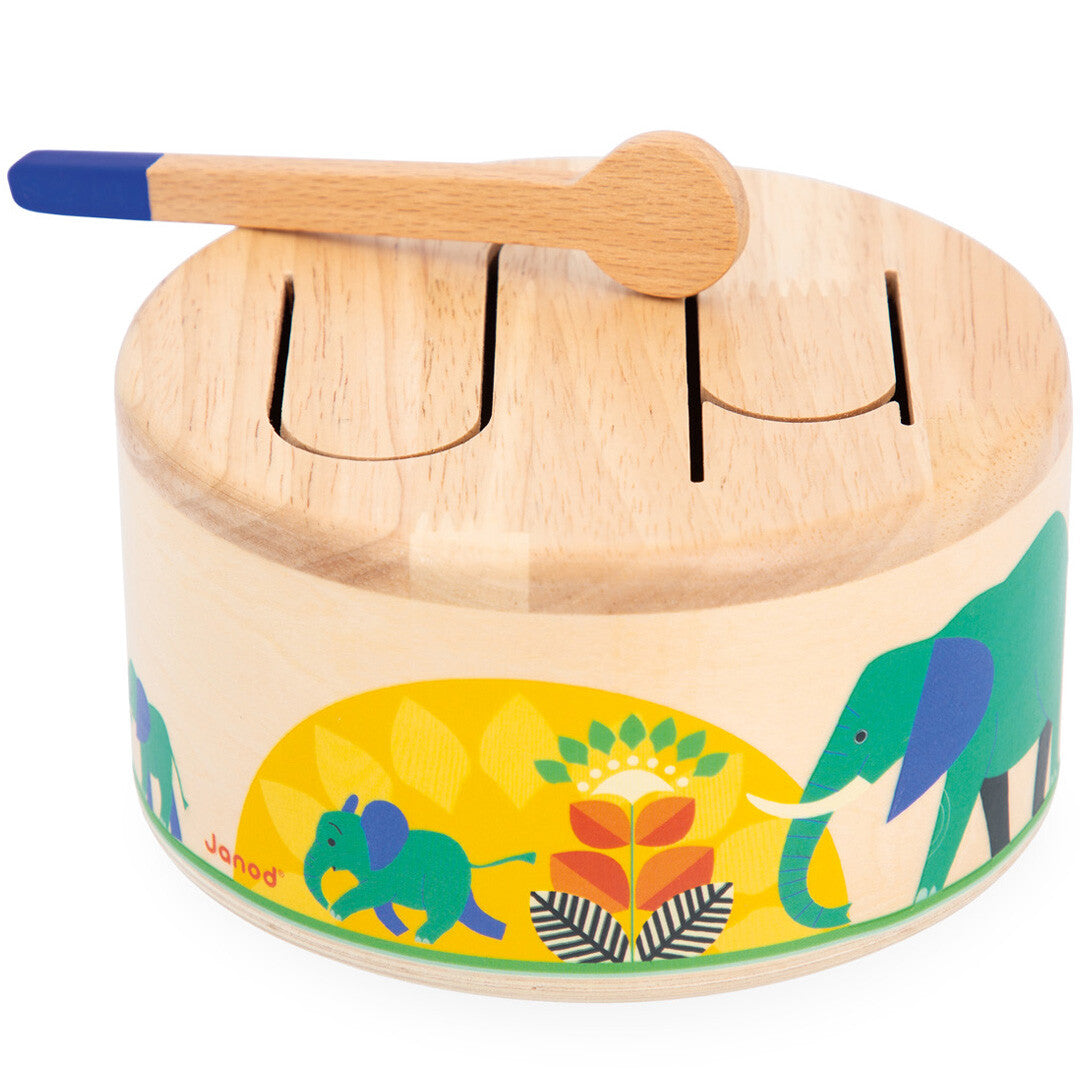 Janod houten trommel met olifantenpatroon en drumstokje.