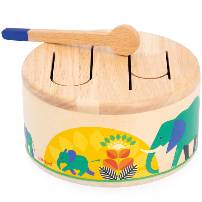 Janod houten trommel met olifantenpatroon en drumstokje.