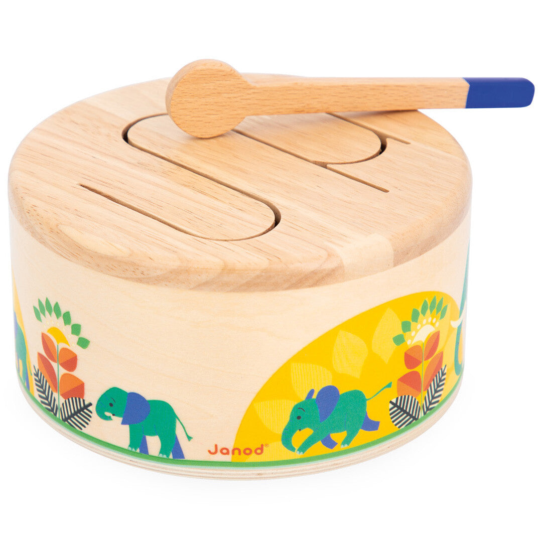 Janod houten trommel met kleurrijk olifantenpatroon en drumstokje.