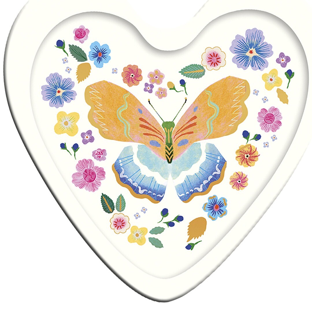 Detail van een hartvormige gipsen hanger met een oranje vlinder en kleurrijke bloemen.