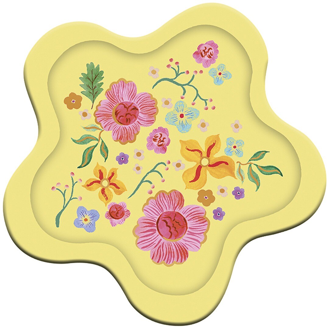 Detail van een stervormige gipsen hanger met een patroon van roze en gele bloemen.