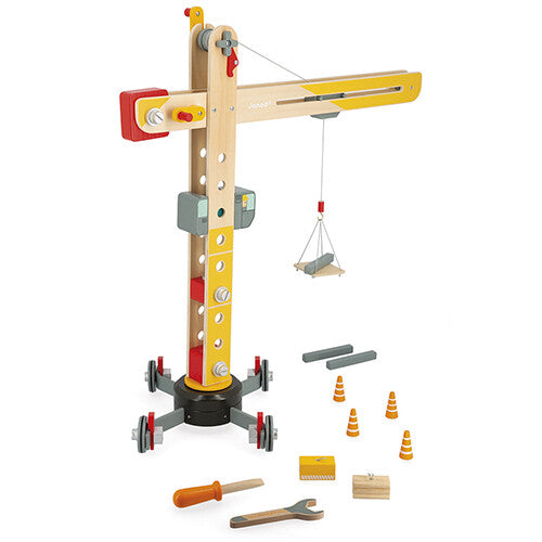 Janod houten hijskraan speelgoed met accessoires zoals pionnen, gereedschap en bouwblokken.