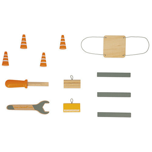 Overzicht van de losse accessoires voor de Janod houten hijskraan, zoals pionnen, bouwblokken en speelgoedgereedschap.