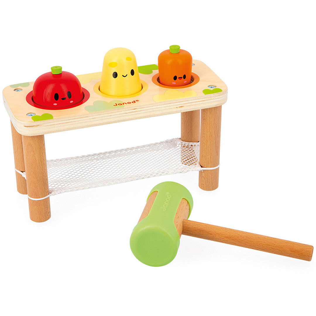 Janod hamerbank babyspeelgoed met groentefiguren erin en een hamer ernaast.