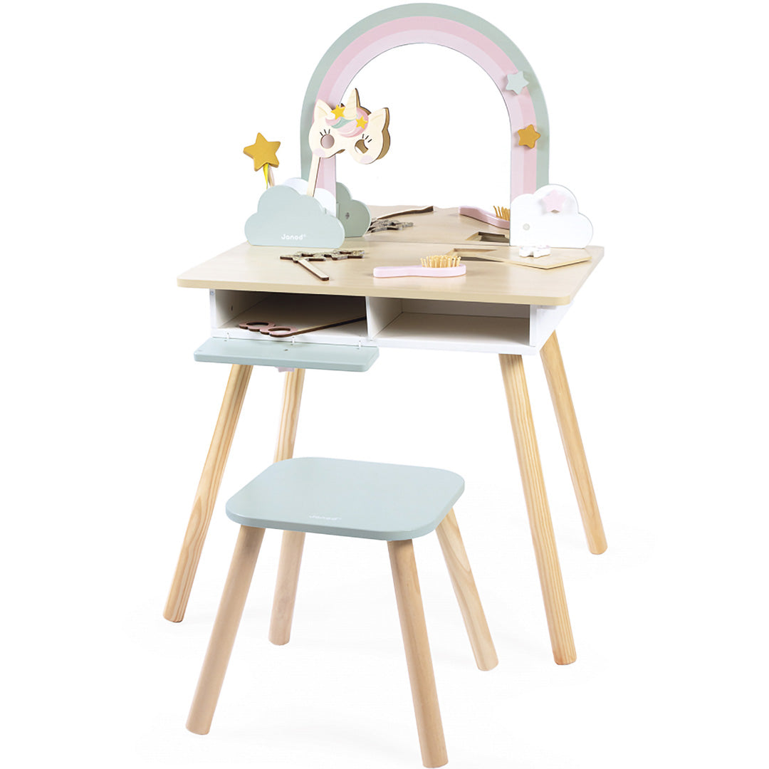 Janod houten kaptafel met krukje in eenhoorn- en regenboogthema, met geopende lade en accessoires.