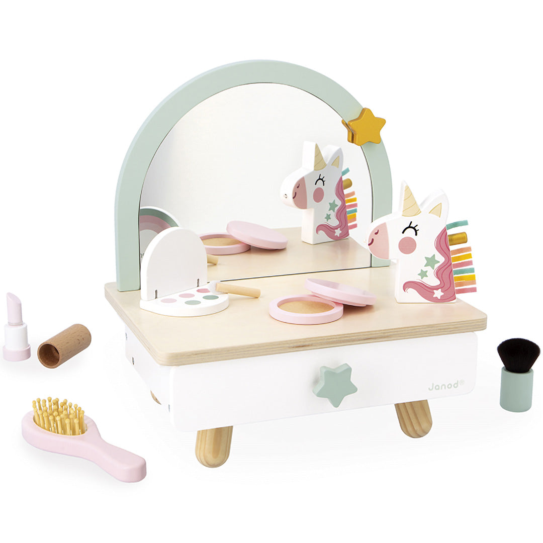 Janod houten eenhoorn kaptafeltje met alle speelgoed make-up accessoires eromheen.