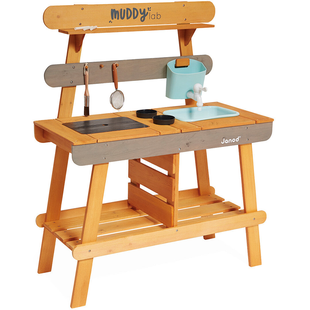 Janod houten kinder buitenkeuken met gootsteen, kraan en keukengerei.