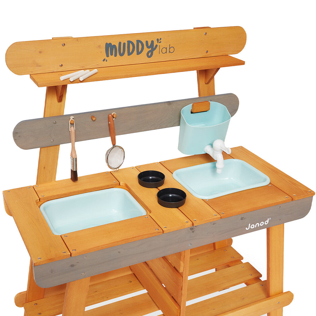 Janod houten kinder buitenkeuken met twee wasbakken, kraan en keukengerei.