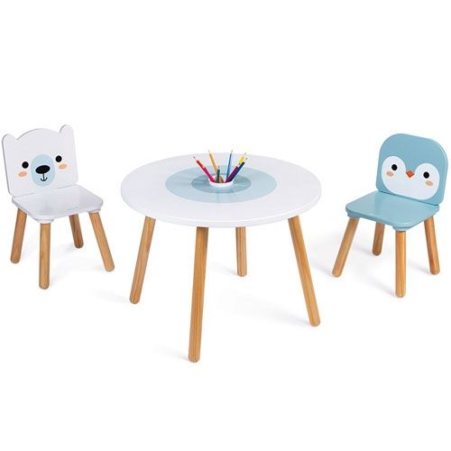 Janod kindertafel met pot kleurpotloden en twee kinderstoelen met pinguïn en ijsbeer thema.