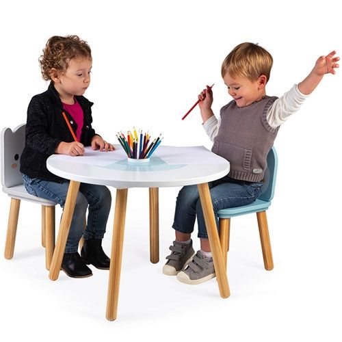Twee kinderen tekenen aan de Janod kindertafel met de pinguïn en ijsbeer kinderstoelen.