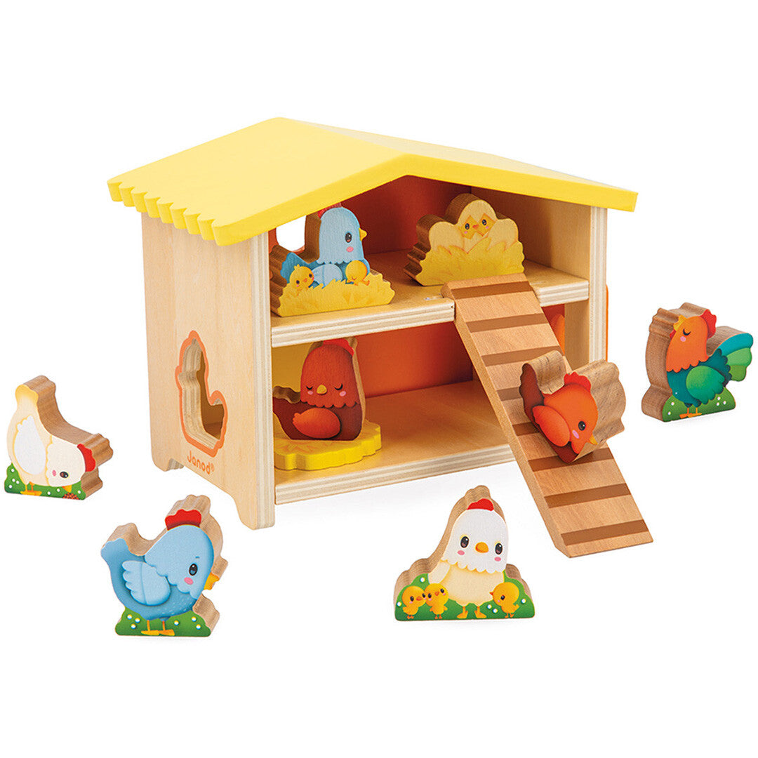 Janod houten kippenhok speelset met een geel dak en diverse kippenfiguren erin en eromheen.