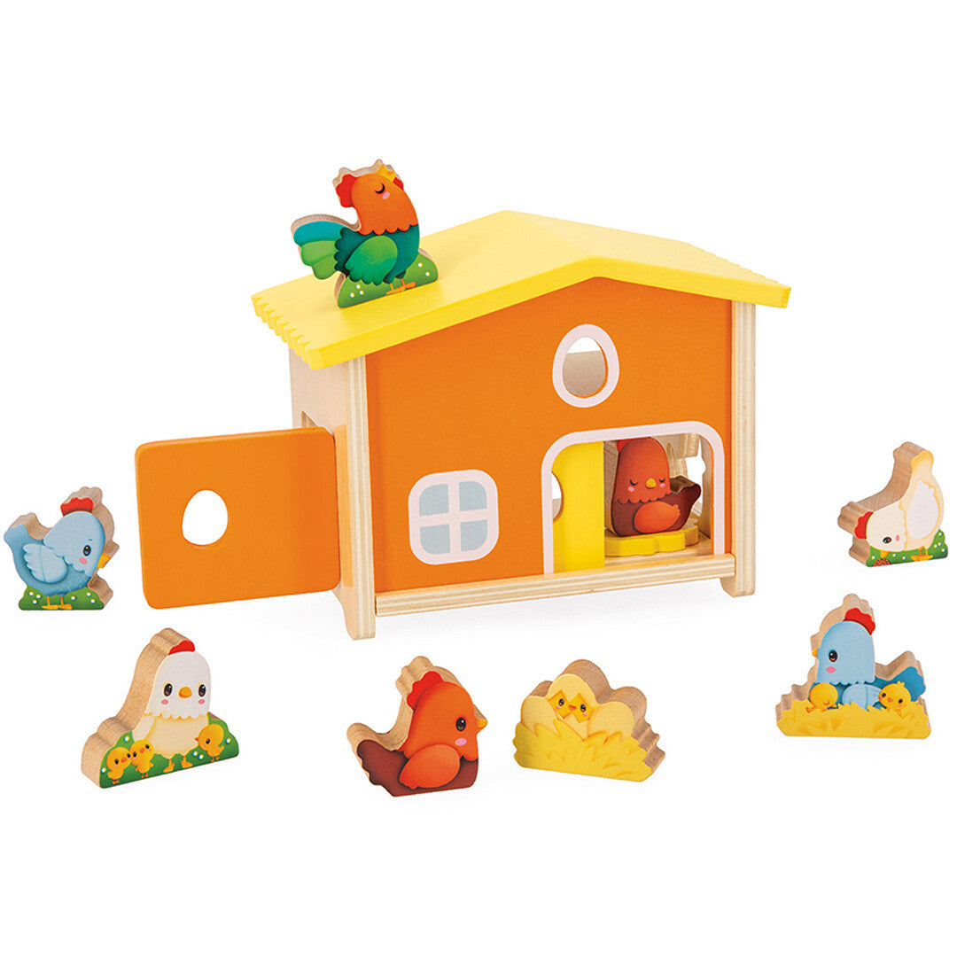 Janod houten kippenhok speelset met een open deur en diverse kippenfiguren en een haan eromheen.