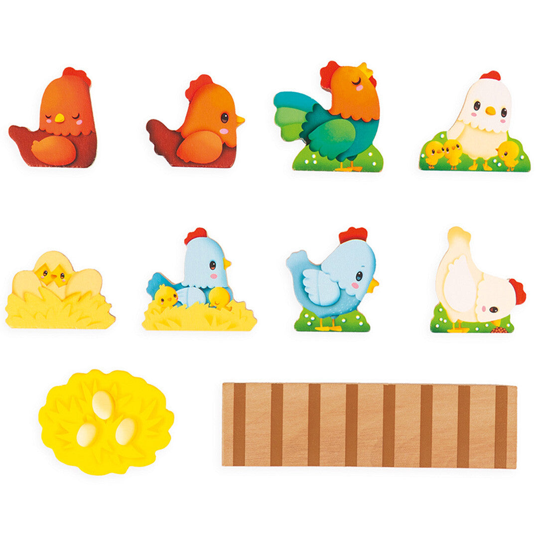 Collectie van houten kippen, kuikens, een haan, een nest met eieren en een houten plank.