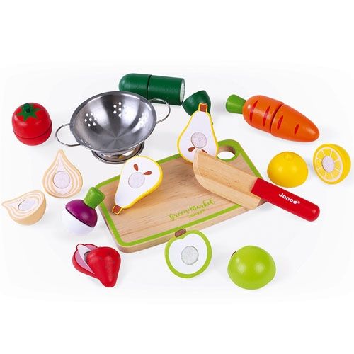 Janod houten snijgroenten en fruit speelgoedset met snijplank, mes en vergiet, van bovenaf gezien.