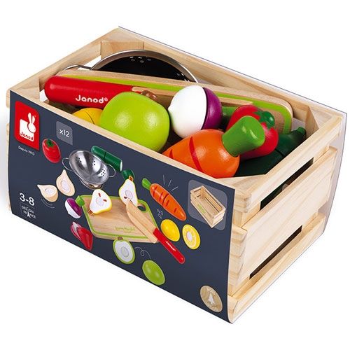 De Janod houten snijgroenten en fruit speelgoedset in de houten kistverpakking, schuin van bovenaf gezien.