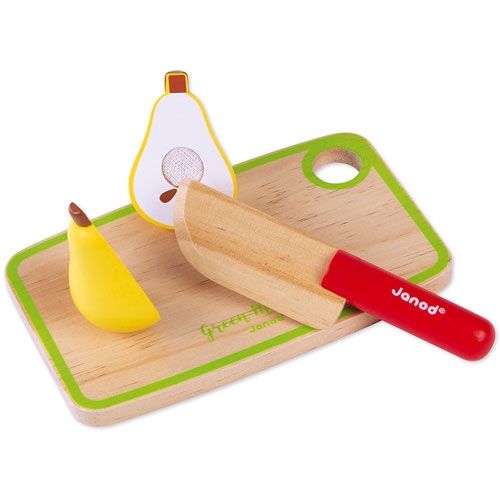Janod houten snijplank met mes en een halve peer, schuin van bovenaf gezien.