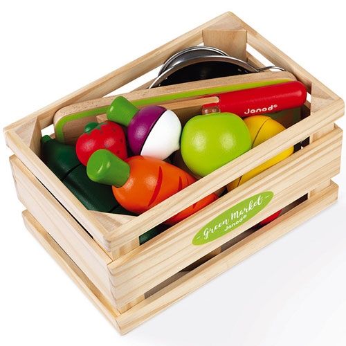 De Janod houten snijgroenten en fruit speelgoedset in de houten kist, schuin van bovenaf gezien.