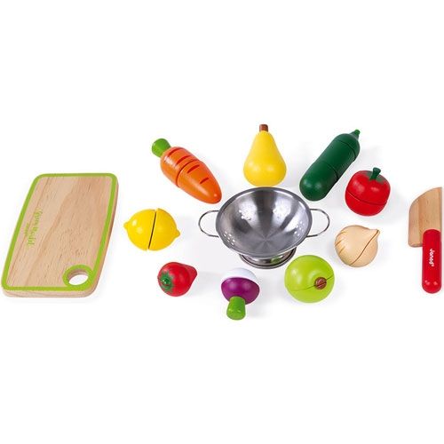 De Janod houten snijgroenten en fruit speelgoedset met snijplank, mes en vergiet, van bovenaf gezien.