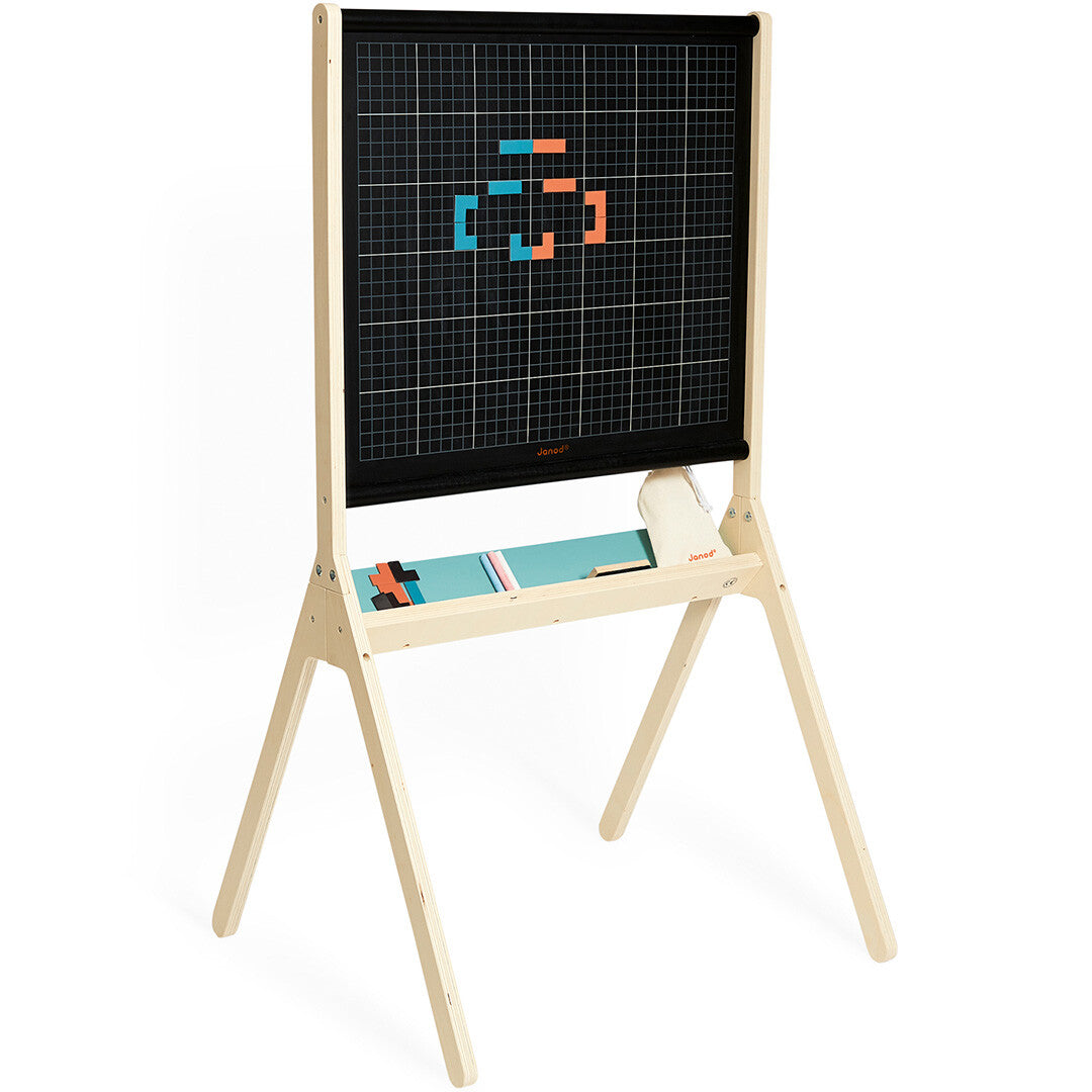 Janod houten schoolbord met zwart magnetisch oppervlak en gekleurde geometrische vormen.