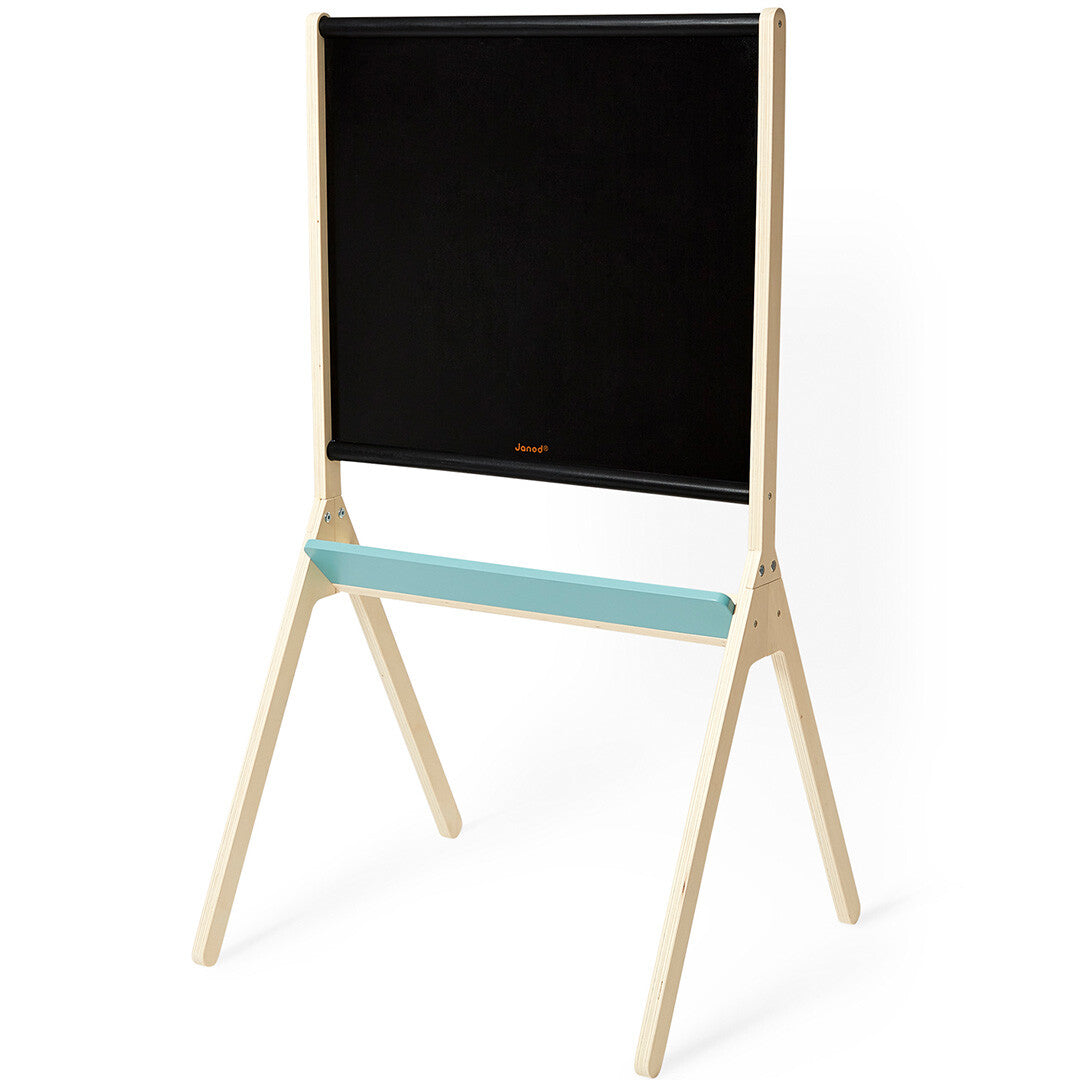 Janod houten schoolbord met leeg zwart magnetisch oppervlak en opbergplankje, schuin van voren.
