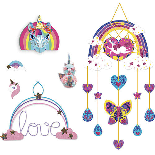 Overzicht van de Janod knutselset decoraties met een regenboogmobiel, eenhoornhoofd, 'love' regenboog en een pompon eenhoornkat.