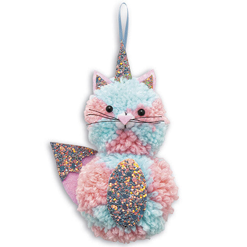 Een afgewerkte pompon eenhoornkat in roze en blauw met glitterdetails.