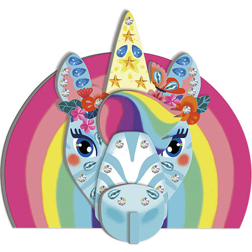 Gedetailleerde weergave van een afgewerkt eenhoornhoofd met bloemen en glitters, voor een regenboogachtergrond.