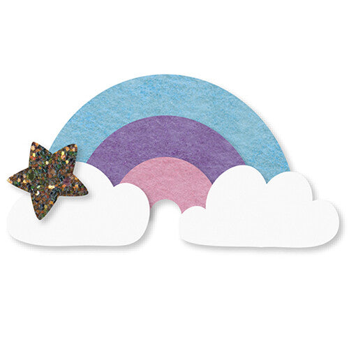Een kleine afgewerkte regenboogdecoratie met witte wolken en een gouden glitterster.