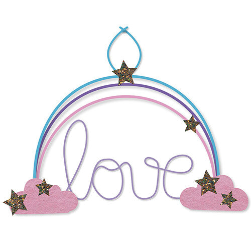 Een afgewerkte regenboogdecoratie met het woord 'love', roze wolken en gouden glittersterren.