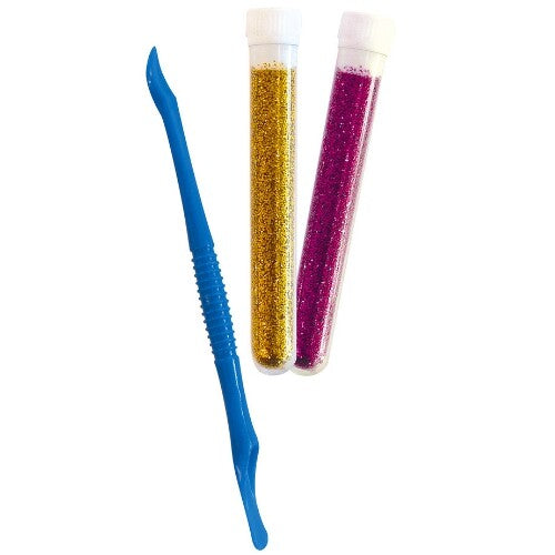 Twee tubes met goud en roze glitter en een blauw gereedschapje voor de knutselset.
