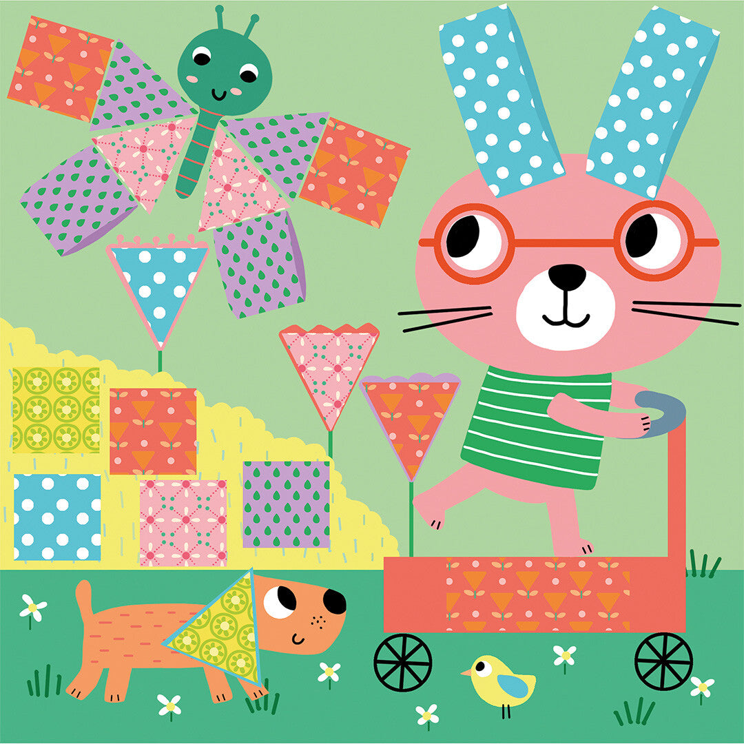 Detail van een knutselwerk met een roze konijn op een scooter, een vlinder en een hondje.
