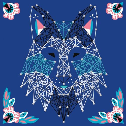 Afbeelding van een afgewerkte geometrische wolf van koord- en spijkerkunst op een blauwe achtergrond.