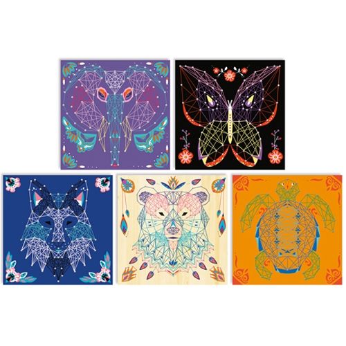 Vijf afgewerkte geometrische dieren van koord- en spijkerkunst: olifant, vlinder, wolf, beer en schildpad.