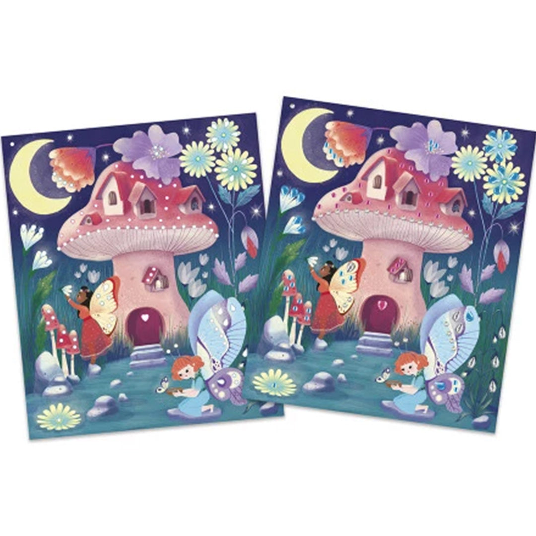 Twee voltooide kunstwerken van de knutselset, met een paddenstoelhuis en feeën in een nachtelijke sprookjeswereld.