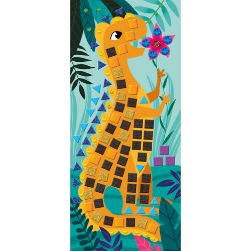 Detail van een oranje mozaïek dinosaurus die een roze bloem vasthoudt.