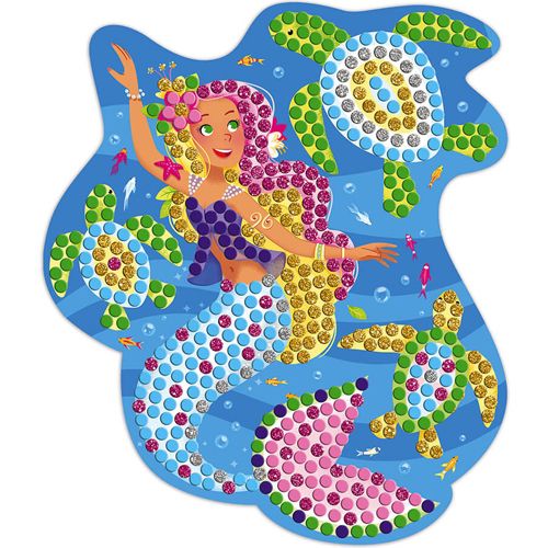 Een afgewerkt mozaïek knutselwerk van een zeemeermin met roze haar die onder water zwemt met drie schildpadden.