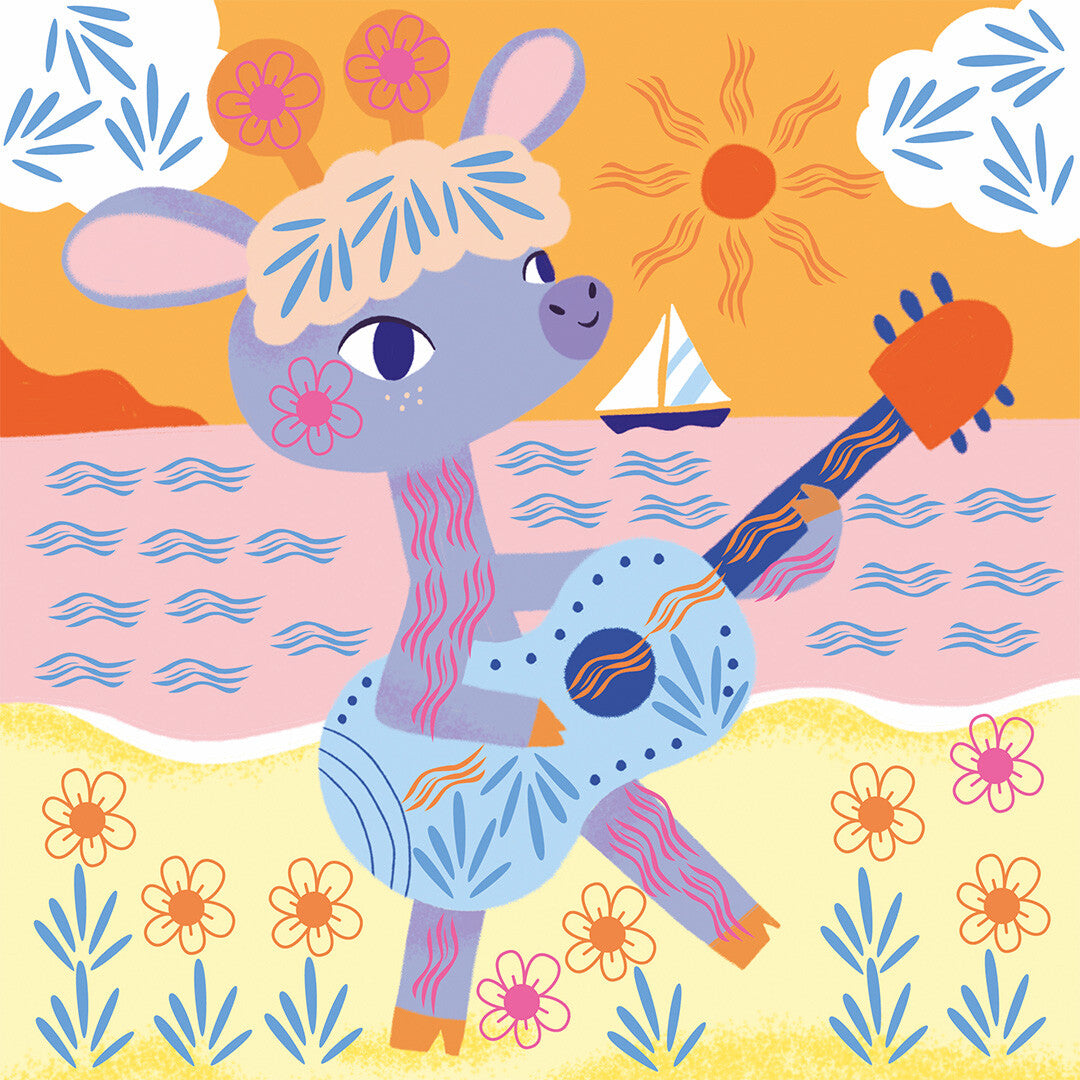 Een knutselwerk van een giraffe die gitaar speelt op het strand met een zeilboot op de achtergrond.