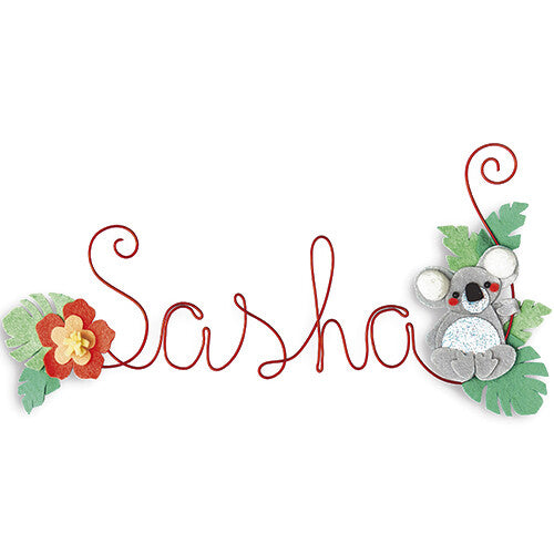 Een afgewerkte naamdecoratie van rode draad met de naam Sasha, versierd met een koala, bladeren en een bloem.