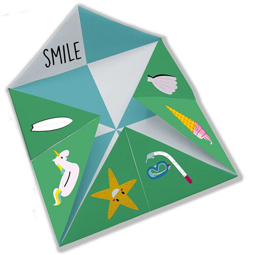 Een groen en lichtblauw gevouwen papieren happertje met strandthema, inclusief de tekst "SMILE" en illustraties van een eenhoorn en zeester.