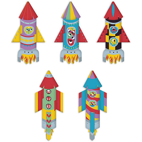 Vijf verschillende, kleurrijke papieren raketten, gemaakt met de knutselset.