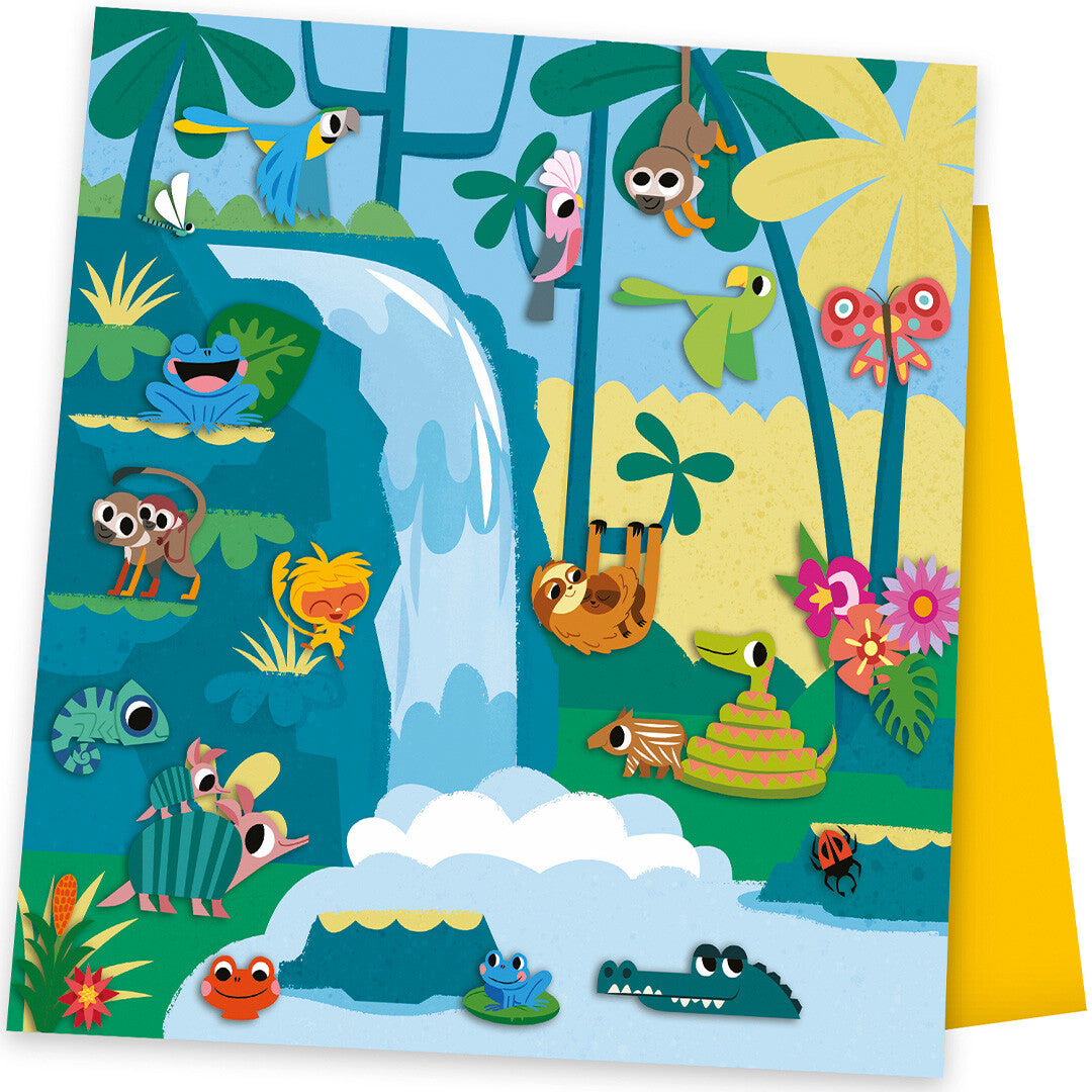 Een Janod knutselset demonstratie van een jungle scene met waterval en geplakte dierenstickers.
