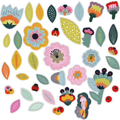 Detail van kleurrijke papieren en plastic bloemen, bladeren en dieren voor de knutselset.