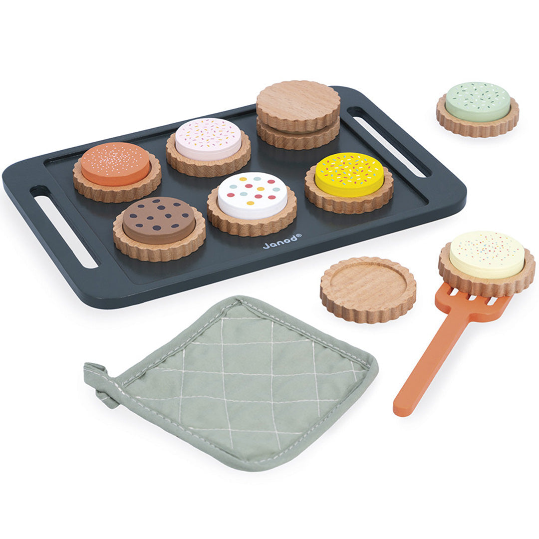 Janod houten keukenspeelset met een bakplaat vol koekjes, twee losse koekjes, een spatel en een ovenwant.
