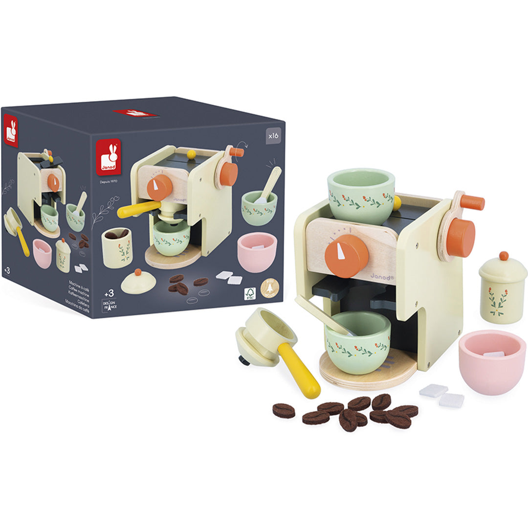 De verpakking van de Janod houten keukenspeelset met koffiezetapparaat en accessoires ernaast.