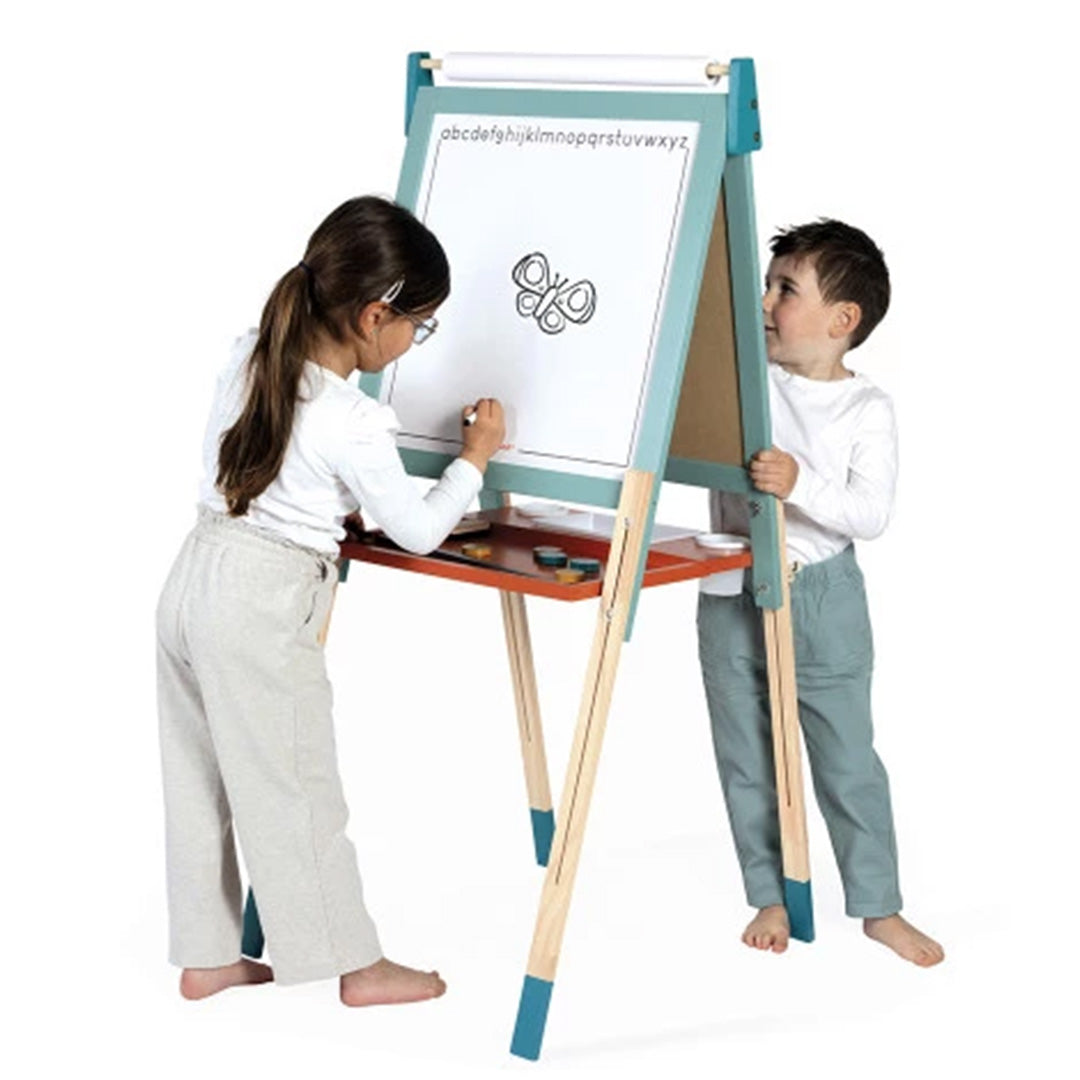 Twee kinderen tekenen op het witte magnetische bord van de Janod verstelbare ezel.