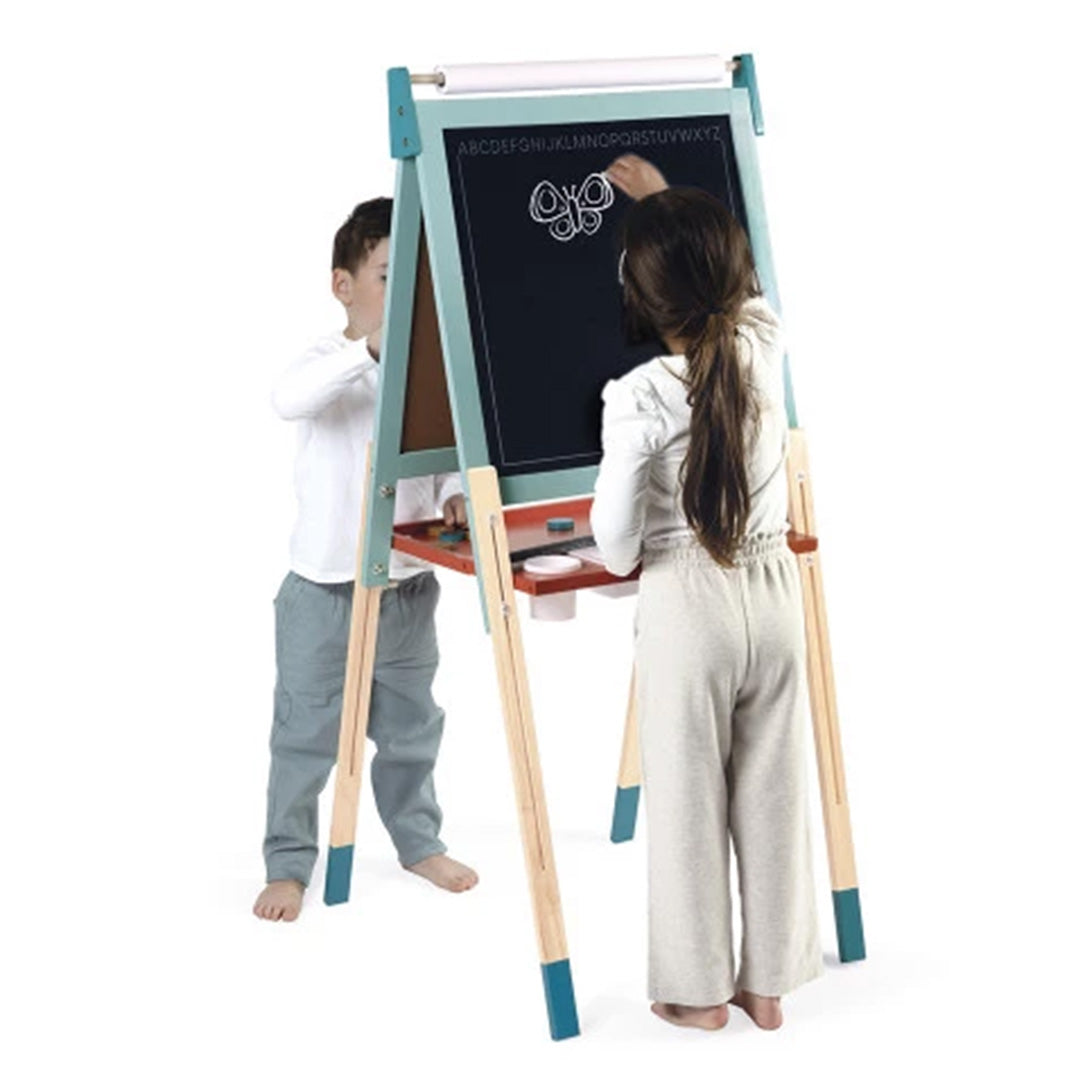 Twee kinderen tekenen met krijt op het zwarte krijtbord van de Janod verstelbare ezel.