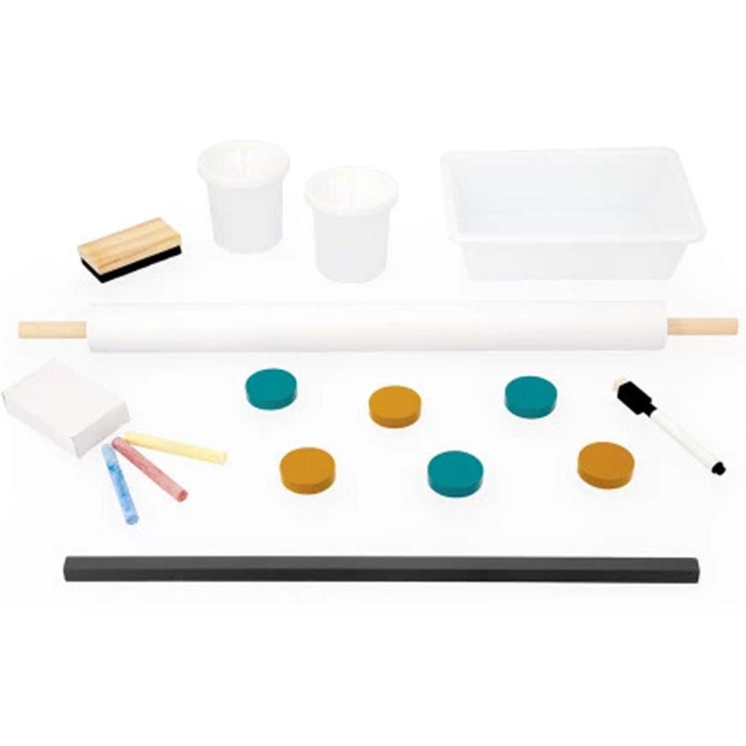 Collectie accessoires voor het tekenbord, inclusief papierrol, krijt, magneten en een stift.