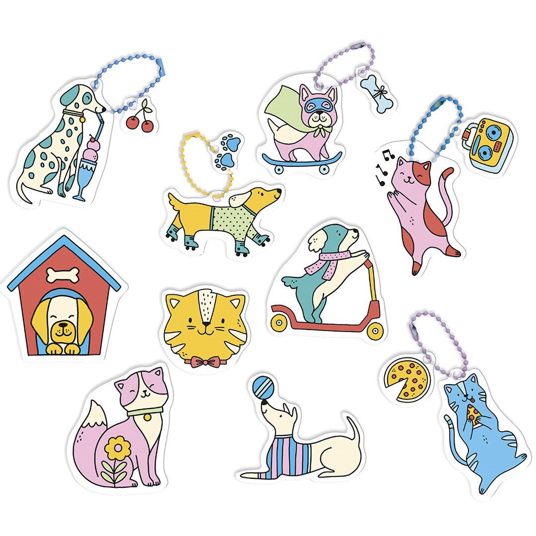 Collectie van 10 kleurrijke krimpfolie figuren van katten en honden, sommige als sleutelhanger.