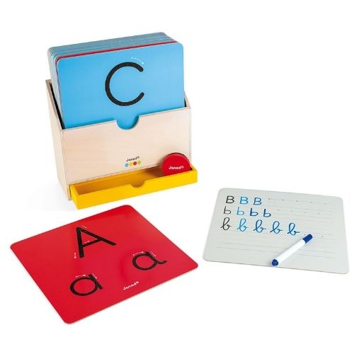 De complete set Janod educatief speelgoed om letters te leren schrijven, met houten kaartenhouder, rood leerbord en whiteboard.