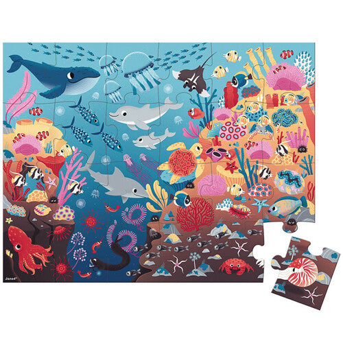 Janod legpuzzel 'De Oceaan' toont een kleurrijke onderwaterwereld met diverse zeedieren en koralen, met één los stukje.